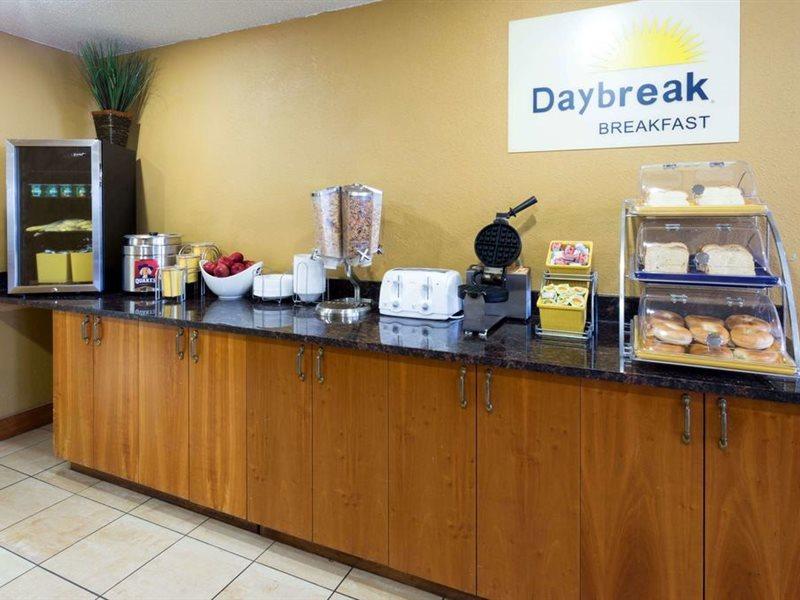 Days & By Wyndham Northwest Hotel Indianápolis