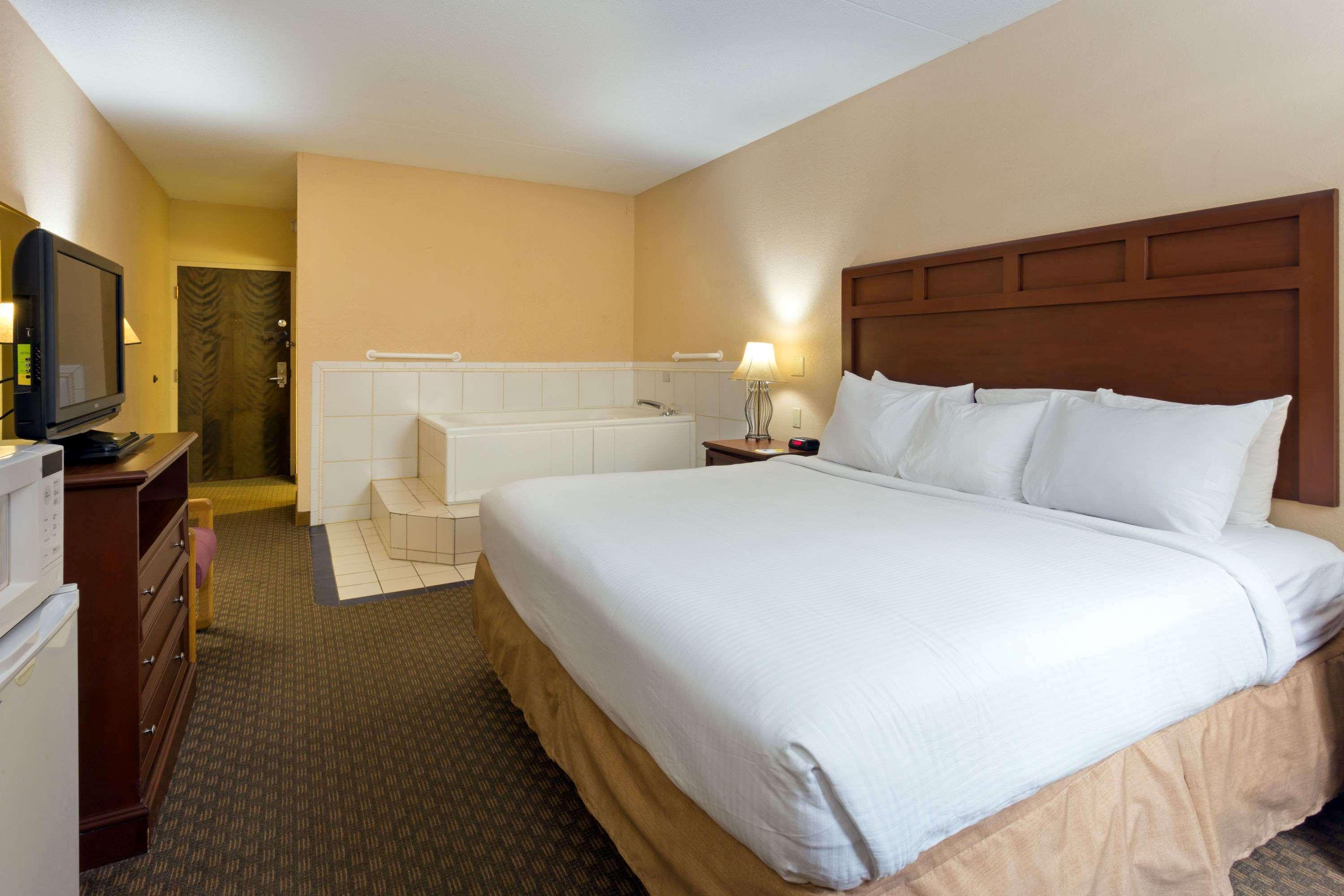 Days & By Wyndham Northwest Indianápolis