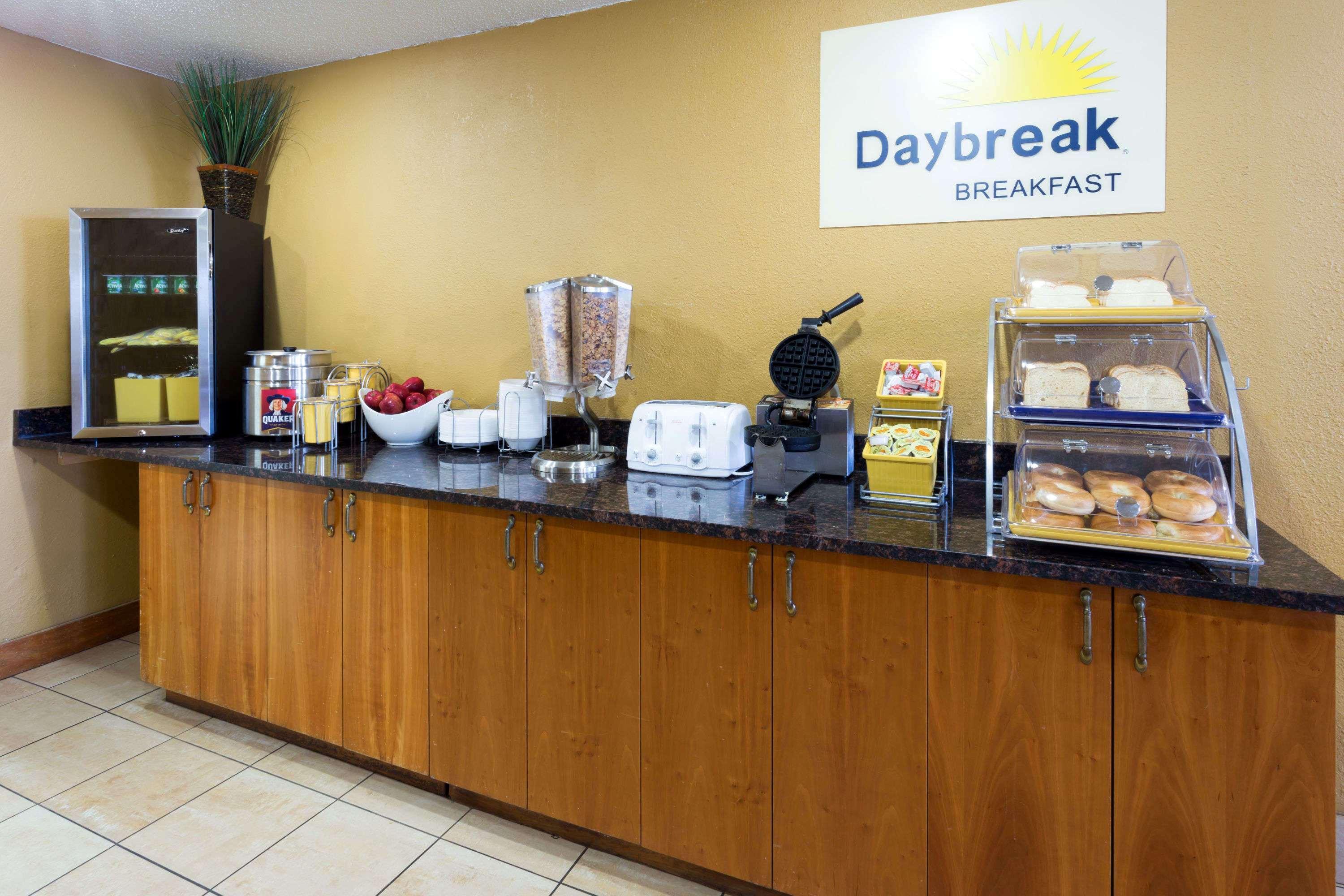 Hotel Days & By Wyndham Northwest Indianápolis
