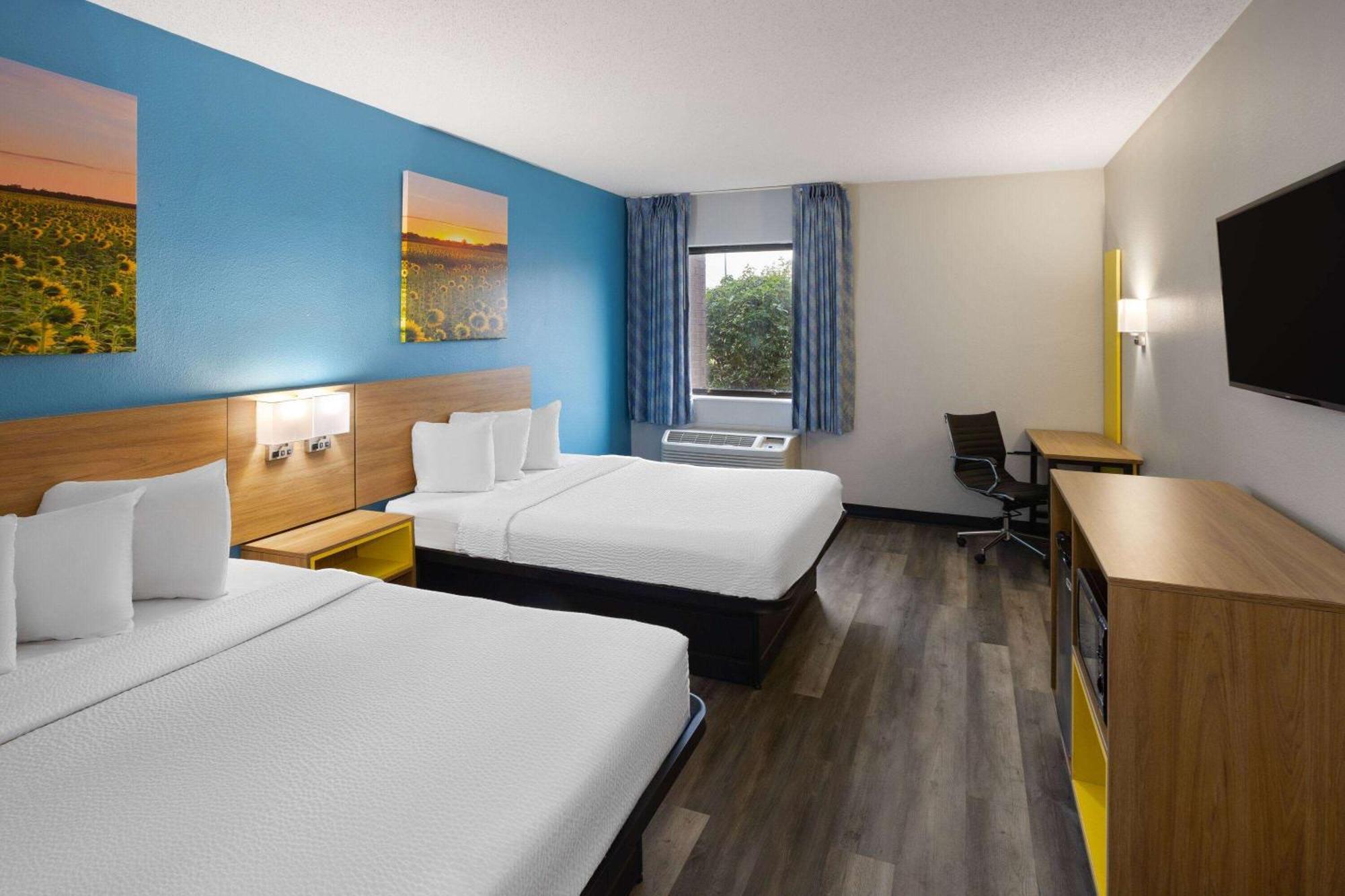Days & By Wyndham Northwest Indianápolis